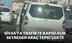 Sivas’ta Trafikte Kapısı Açık Seyreden Araç Tepki Çekti!