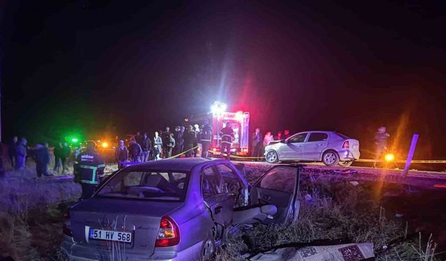 Niğde'de Kafa Kafaya Çarpışan İki Otomobilin Kazasında 2 Ölü, 3 Yaralı