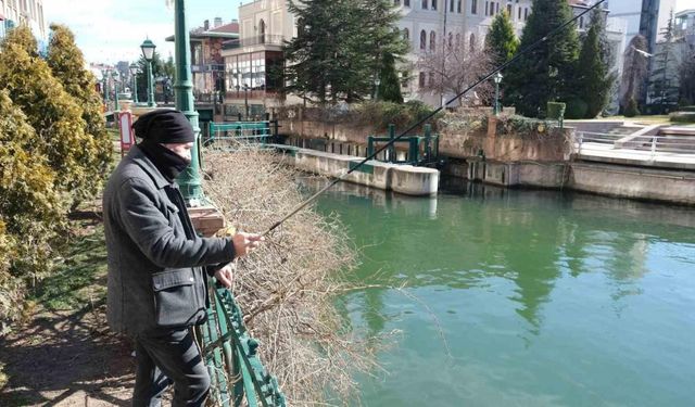 Eskişehir'de Güneşli Hava Balık Tutkunlarını Çekti