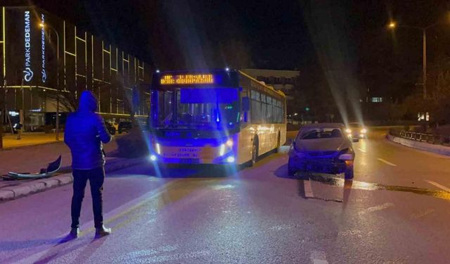 Eskişehir'de hızlı giden otomobil belediye otobüsüne çarptı: 1 yaralı
