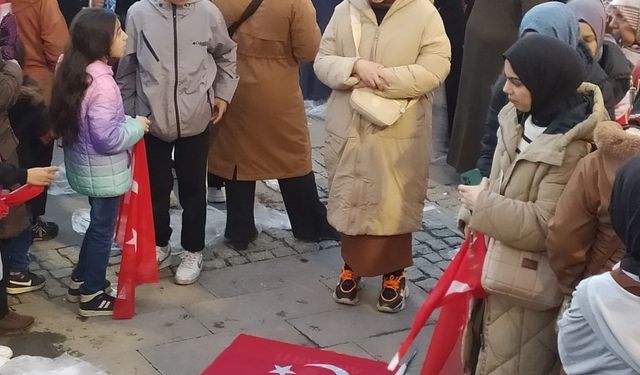 Elazığ'da Bayrak Üzerinde Namaz Kılan Kadına Tepkiler!