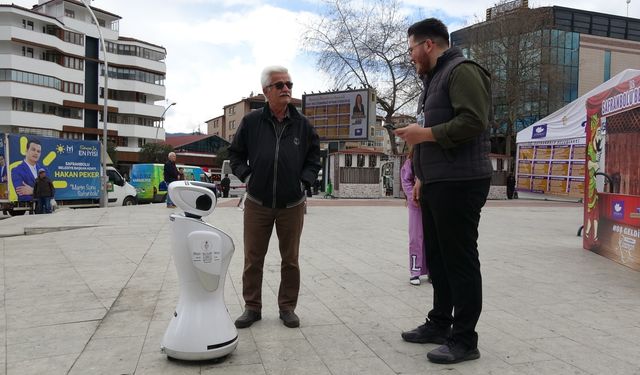 Karabük'te Seçim Anketi Yapan Robot Vatandaşların İlgisini Çekiyor