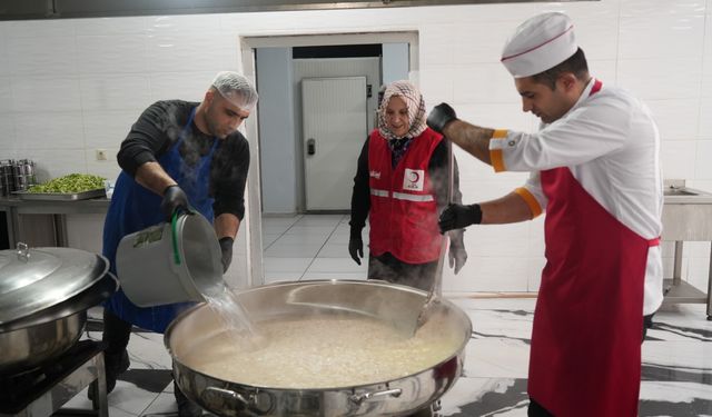 Türk Kızılayın Sıcak Yemekleri İhtiyaç Sahiplerine Ulaşıyor