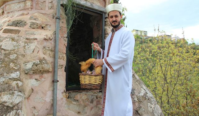 Minarelerden Şeker Yağıyor: Bilecik'te Osmanlı Geleneği Canlandı!