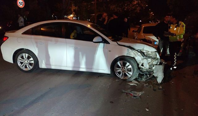 Eskişehir'de Makas Atmak İsteyen Alkollü Sürücü Kazaya Neden Oldu: 1 Yaralı