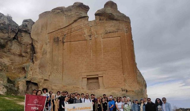 Eskisehir'de Turizm Haftası Heyecanı Yazılıkaya'da Zirveye Çıktı!Eskişehir Valiliği ve İl Kültür ve Turizm Müdürlüğü'nün