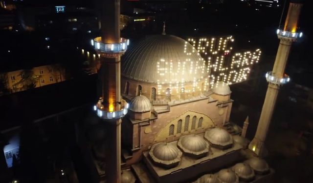 Kadir Gecesi'nde Işıldayan Reşadiye Camii Ziyaretçileri Cezbediyor