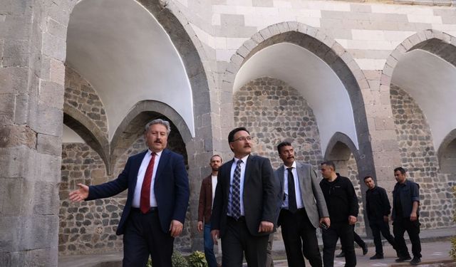 Vali Çiçek'ten Tarihi Yapıya Hayranlık Ziyareti: Köşk Medrese'nin Restorasyonu Tamam!