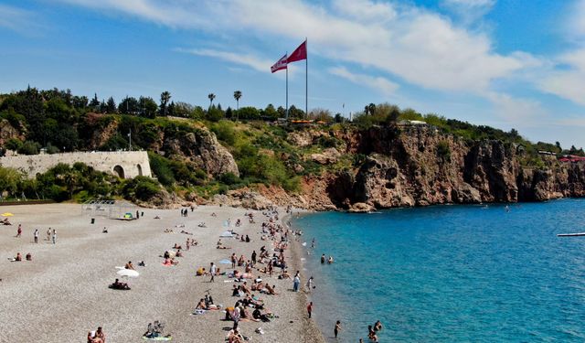 Antalya'da Bayramda Deniz Keyfi: Konyaaltı'nda Yaz Gibi Yoğunluk