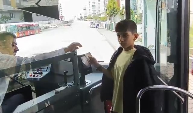 Otobüs Sürücüsünden Çocuklara Bayram Harçlığı Jestleri Yürekleri Isıttı