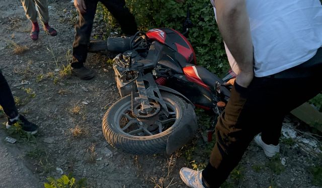 Kamyonet ve Motosiklet Kafa Kafaya Çarpıştı: Sürücü Olay Yerinden Kaçtı!