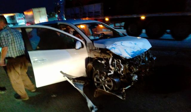 Karşı Şeride Geçen Otomobil Kamyonla Çarpıştı: 4 Yaralı