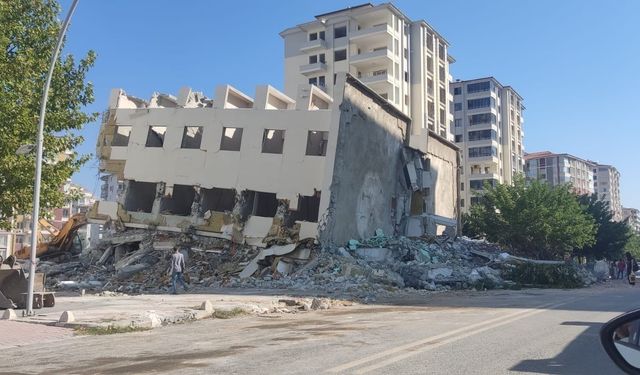 Malatya'da Deprem Yıkımları Hızlanıyor: 30 Bin Konut Yıkıldı, 6 Bin Konut Sırada
