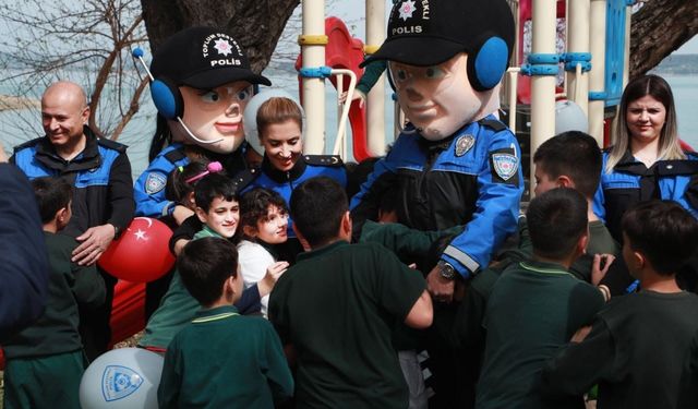 Polisten Çocuklara Bayram Sürprizi