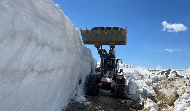 Kar Tünellerine Meydan Okuyan Ekipler: 5 Metre Kar Engeli Aşıldı!