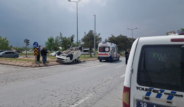 Kayseri'de Kazada 3 Kişi Yaralandı, Araç Ters Döndü