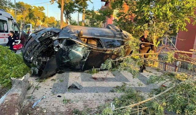 Ehliyetsiz Sürücü Anneannesinin Arabasıyla Kaza Yaptı: 2 Genç Ağır Yaralı!
