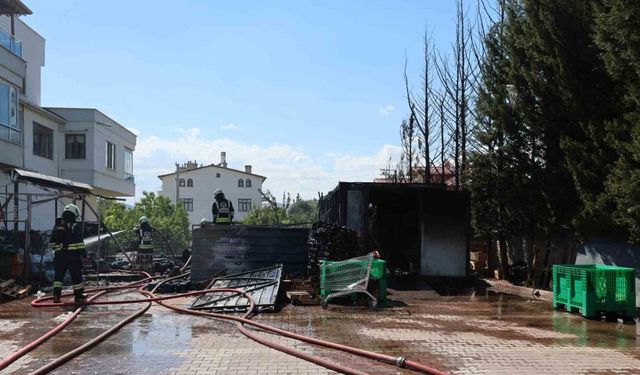 Konya'da Market Deposunda Yangın: 2 Kişi Dumandan Etkilendi