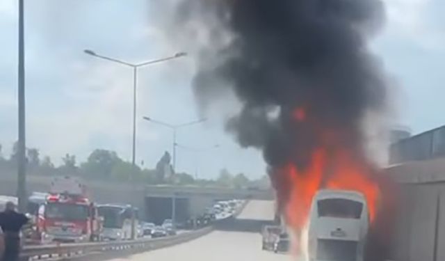Eskişehir'de İşçi Servisi Lastik Patlaması Sonrası Yangında Küle Döndü!