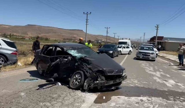 Kafa Kafaya Çarpışan Araçlarda 1'i Ağır 4 Kişi Yaralandı