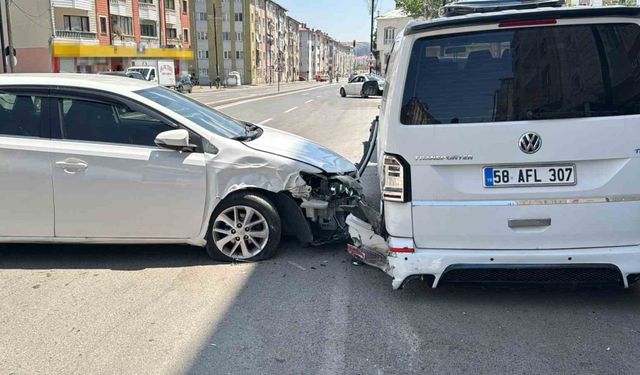 Sivas'ta 5 Kişinin Yaralandığı Kaza Güvenlik Kamerasına Yansıdı!