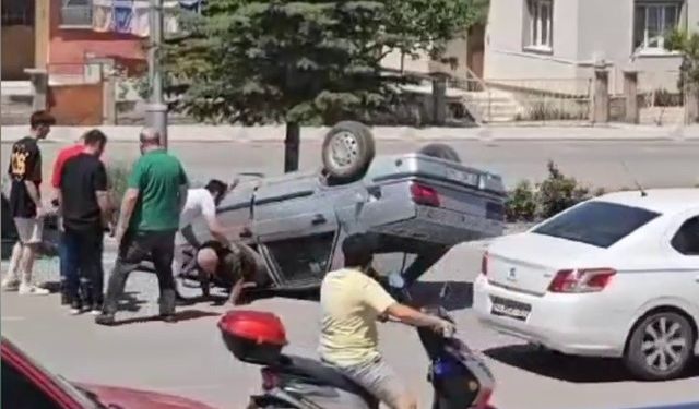 Takla Atan Otomobilin Sürücüsü Çevredekilerin Yardımıyla Kurtarıldı