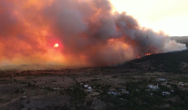 Çankırı’'da Orman Yangını Devam Ediyor: 2 Köy Tahliye Edildi