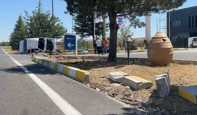 "Nevşehir Gülşehir'de Otomobil Ağaca Çarparak Devrildi: 5 Kişi Yaralandı"