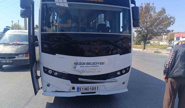 Niğde'de Trafik Kazası :Halk Otobüsü ile Otomobil Çarpıştı