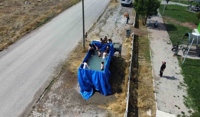 Sivas’ın Şarkışla İlçesinde Kamyon Kasası Havuz Oldu: Çocuklar Serinleyip Eğlendi