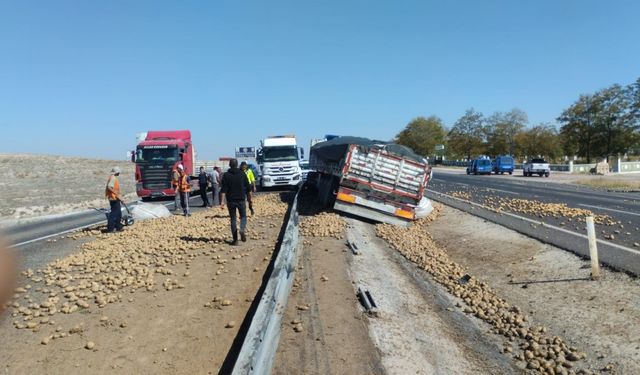 Aksaray’da Lastiği Patlayan Tır Refüje Düştü: Sürücü Yaralandı