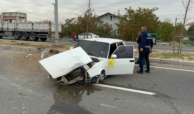 Aksaray'da Tofaş Marka Otomobil Refüje Çarptı: Sürücü Yaralandı