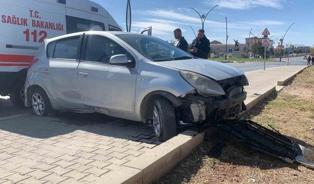 Karaman’da Kontrolden Çıkan Otomobil Kaldırıma Çıktı: 1 Yaralı