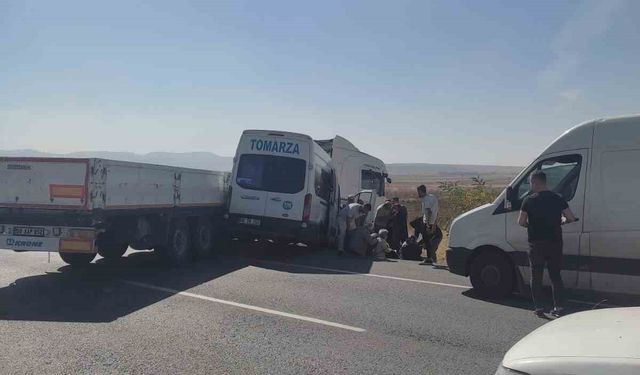 Kayseri’de Minibüs Tıra Çarptı: 11 Yaralı