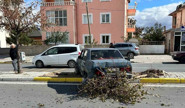 Kayseri’de Tırla Çarpışan Otomobil Orta Refüje Çıktı