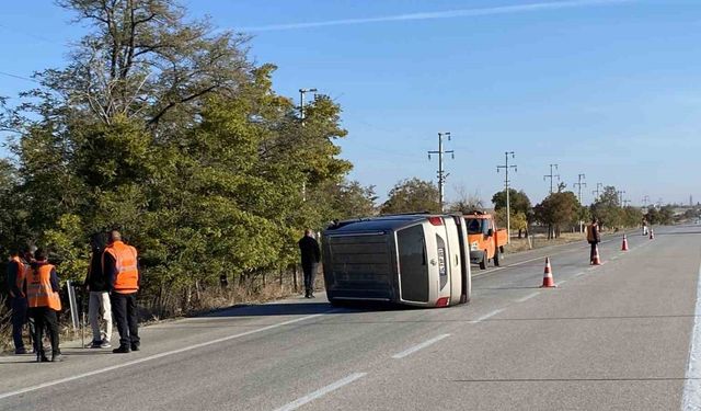 Konya'da Direksiyon Başında Uyuyan Sürücü Minibüsü Devrildi