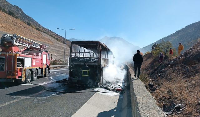 Niğde-Adana Otoyolu'nda Yolcu Otobüsü Yangını: Facia Önlenildi