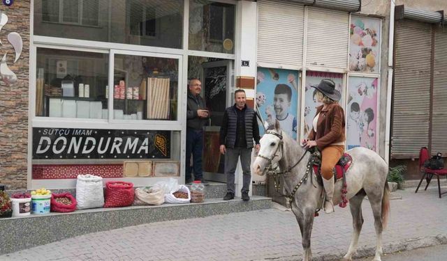 Niğde’nin “Kovboy Muhtar”ı , Mahalle Sakinleriyle Atı İle Buluşuyor