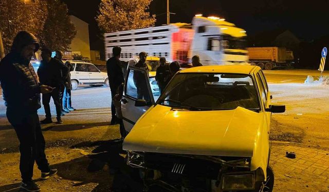 Adıyaman’da Otomobil ile Hafif Ticari Araç Çarpıştı: 3 Yaralı