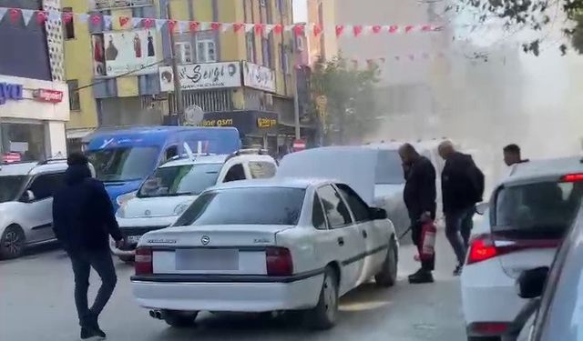 Adıyaman'da Seyir Halindeki Otomobilde Yangın Paniği