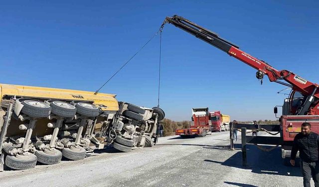 Afyonkarahisar’da Lastiği Patlayan Tır Devirdi, Sürücü Yaralandı