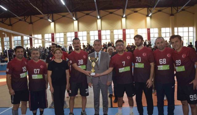 Aksu'da Öğretmenler Arası Voleybol Turnuvası Sonuçlandı: Şampiyon Aksu Fen Lisesi