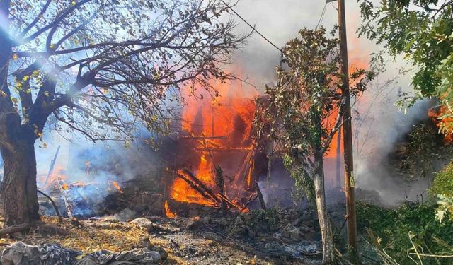 Anamur'da Ormanlık Alan Yaktı: Eski Ev Küle Dönüştü