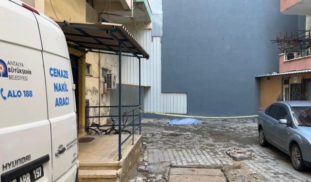 Antalya'da 53 Yaşındaki Kadın Sokakta Ölü Bulundu