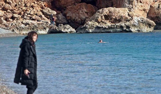 Antalya’da Kış Ortasında Denize Giren Tatilciler Şaşırttı