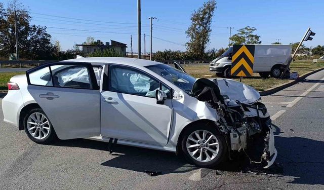 Antalya'da Trafik Kazası: 3 Yaralı