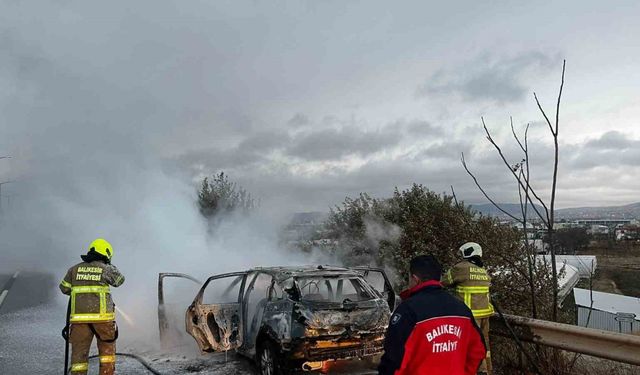 Balıkesir'de Seyir Halindeki Otomobil Alev Aldı