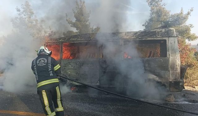 Denizli’de Seyir Halindeki Minibüs Alev Alev Yandı