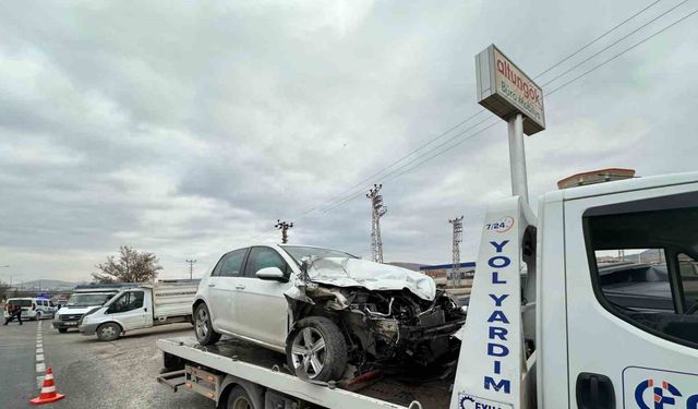 Elazığ'da İki Araç Çarpıştı: 2 Yaralı