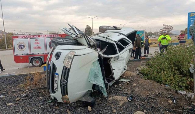 Elazığ'da Kaygan Yolda Kontrol Kaybeden Otomobil Takla Attı: 2 Yaralı